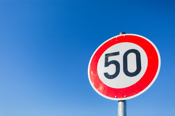 Verkehrsschild 50 mit blauem Hintergrund Textfreiraum
