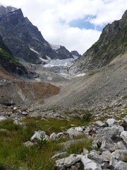 Alta montagna con petraie e ghiacciao nell'Alto Caucaso in Georgia.