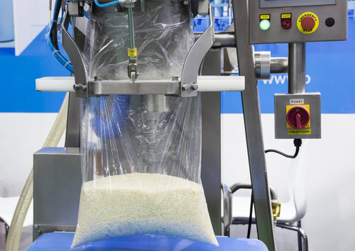 Rice fill into plastic by packing machine