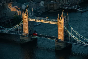 Foto op Plexiglas London Bridge Antenne bij zonsondergang met rode bus © Marc Pelissier