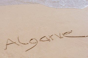 Das Wort Algarve in den portugiesischen Strand geschrieben