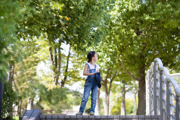 Obraz premium 公園で遊ぶ女の子