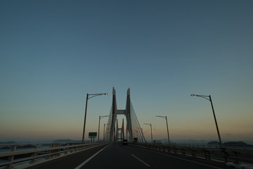 Fototapeta premium 夕暮れ時の瀬戸大橋 車中からの撮影(櫃石島橋)