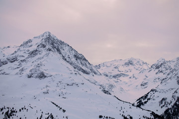 Bergkette bei Abendstimmung in den &ouml;sterreichischen Alpen