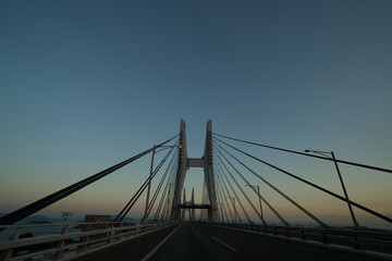 Fototapeta na wymiar 夕暮れ時の瀬戸大橋　車中からの撮影(櫃石島橋)