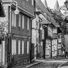 Altstadtgasse in Goslar schwarz-weiß