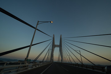 夕暮れ時の瀬戸大橋　車中からの撮影(岩黒島橋)