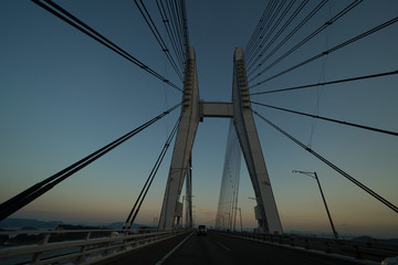 夕暮れ時の瀬戸大橋　車中からの撮影(岩黒島橋)