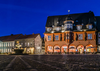 Blaue Stunde auf dem Marktplatz in Goslar