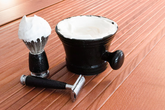 Bol de afeitado con espuma, navaja y brocha