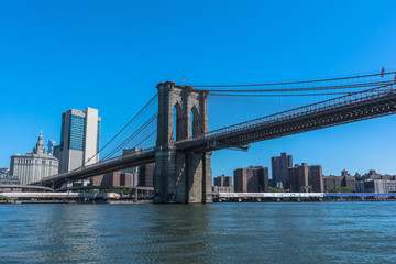 Naklejka premium Brooklyn Bridge nad East River, Manhattan, NYC