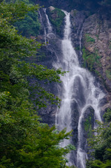 神庭の滝を少しアップで、夏の終わりの蒸し暑い午後