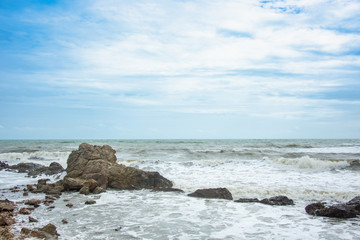 Fototapeta na wymiar sea waves hit the rocks