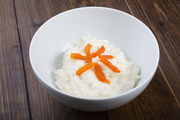 Rice porridge with apricots