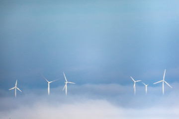 Windräder im Nebel