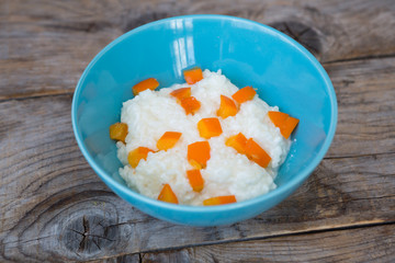 Rice porridge with apricots
