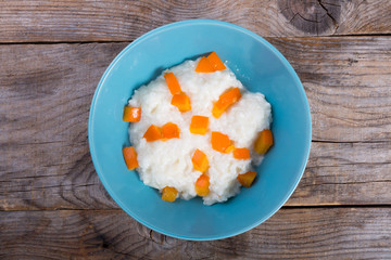 Rice porridge with apricots