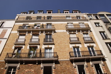 Immeuble en briques du quartier Montsouris à Paris