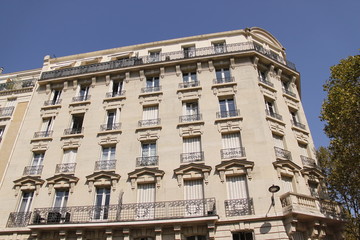 Fototapeta na wymiar Immeuble du quartier Saint-lambert à Paris