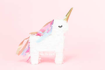 Unicorn pinata © arinahabich