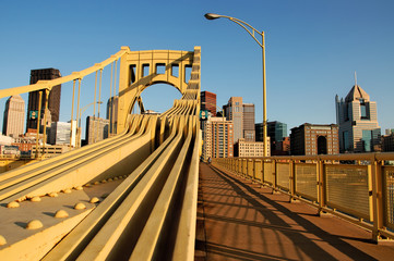 Bridge in downtown Pittsburgh - obrazy, fototapety, plakaty
