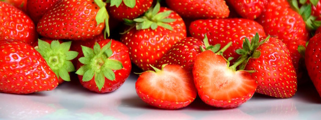 Banner, rote leckere Erdbeeren auf weißen Hintergrund