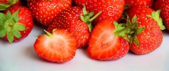 Banner, frische rote Erdbeeren auf weißen Hintergrund