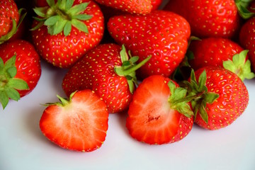 Leckere rote Erdbeeren erntefrisch auf weißen Hintergrund