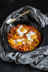 Shakshuka rossa, pomodori, peperoni e ova, da Yotam Ottolenghi