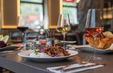 Griechisches Essen Gyros mit Zaziki auf einem Teller geschnitten und im Restaurant serviert