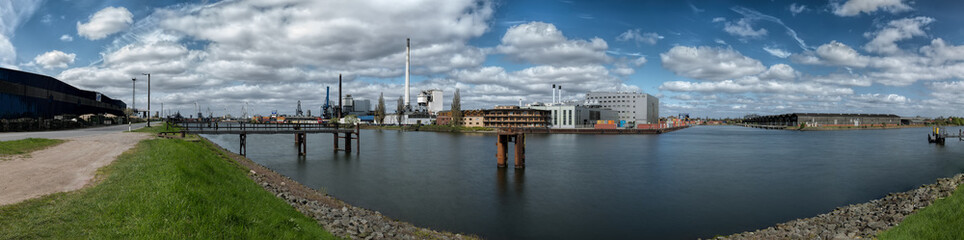 Naklejka premium Panorama im Bremer Industriehafen, mit Wolkenstimmung