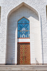 Obraz premium Beautiful carved doors to the white building.