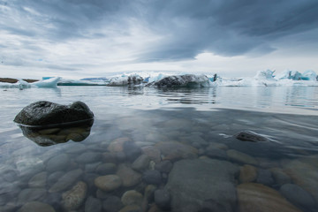 Eisberge schwimmend vor Steinen