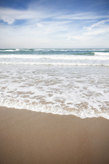 Olas rompiendo en la playa