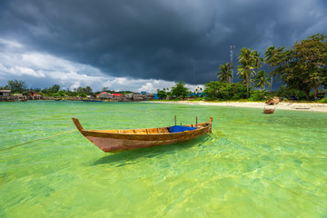 Obraz na płótnie Canvas Traditional boat with Clean sea wonderfull Indonesia 