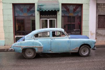 Schöner blauer Oldtimer auf Kuba (Karibik)