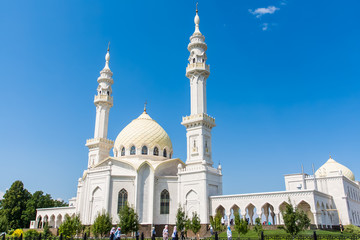 Fototapeta na wymiar Large white mosque on blue sky background.