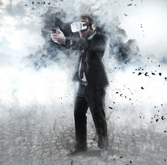 Fototapeta premium Biznesmen gra w grę w okularach wirtualnej rzeczywistości i trzyma broń