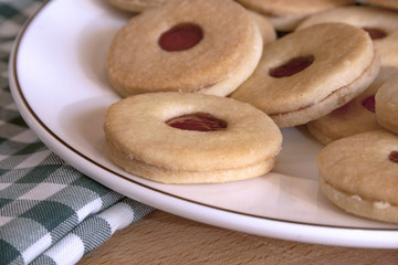 Plätzchen mit Gelee gefüllt