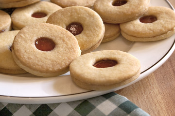 Plätzchen mit Gelee gefüllt