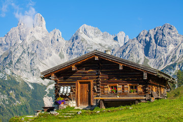 Fototapeta premium Chata alpejska na tle Bischofsmütze