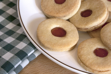 Plätzchen mit Gelee gefüllt