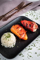 2 gegrillte Paprika mit Reis
