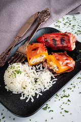 Gegrillte Paprika, aufgeschnitten mit Reis.