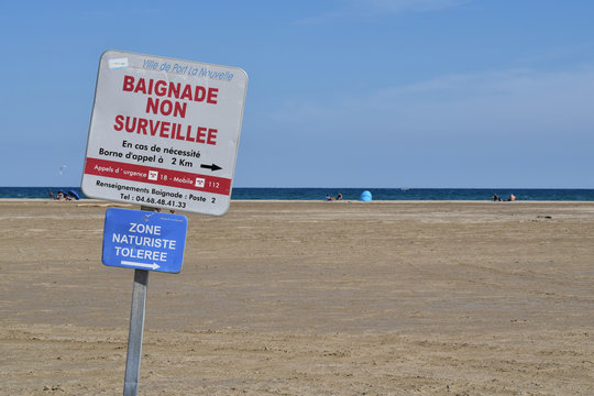 Panneau baignade non surveill&eacute;e, zone naturiste tol&eacute;r&eacute;e.