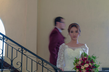 Novia en la escalera mientras novio baja por ella