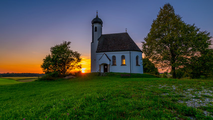 Fototapeta na wymiar Sonnenuntergang- kleine Kirche in Wessobrunn
