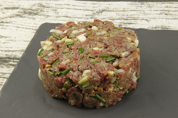 Tartare de bœuf aux câpres et ciboulettes sur une ardoise