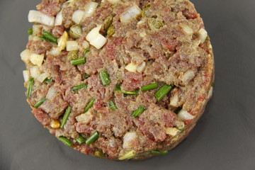 Tartare de bœuf aux câpres et ciboulettes sur une ardoise