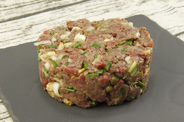 Tartare de bœuf aux câpres et ciboulettes sur une ardoise